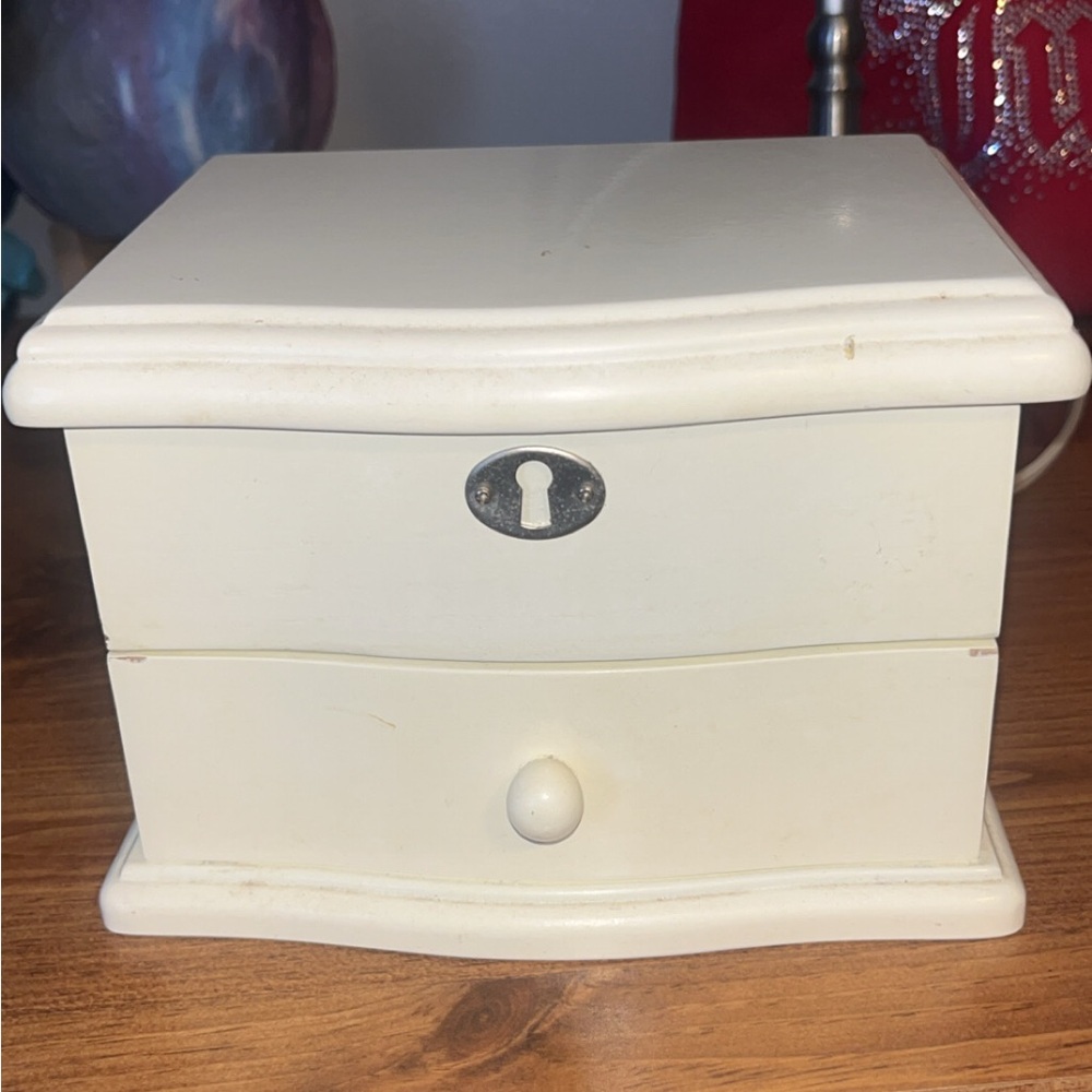 Classic Cream Jewelry Organizer Box